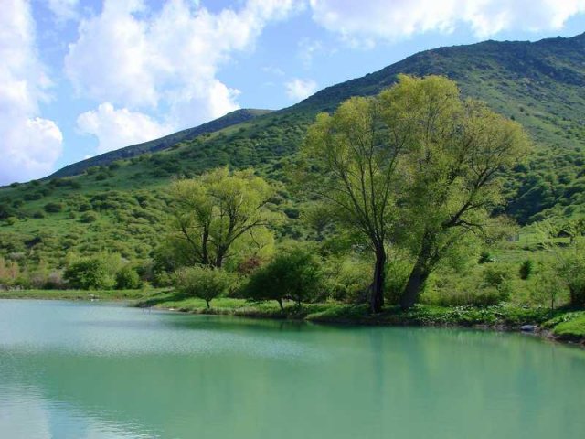 Пруд в горах недалеко от заповедника